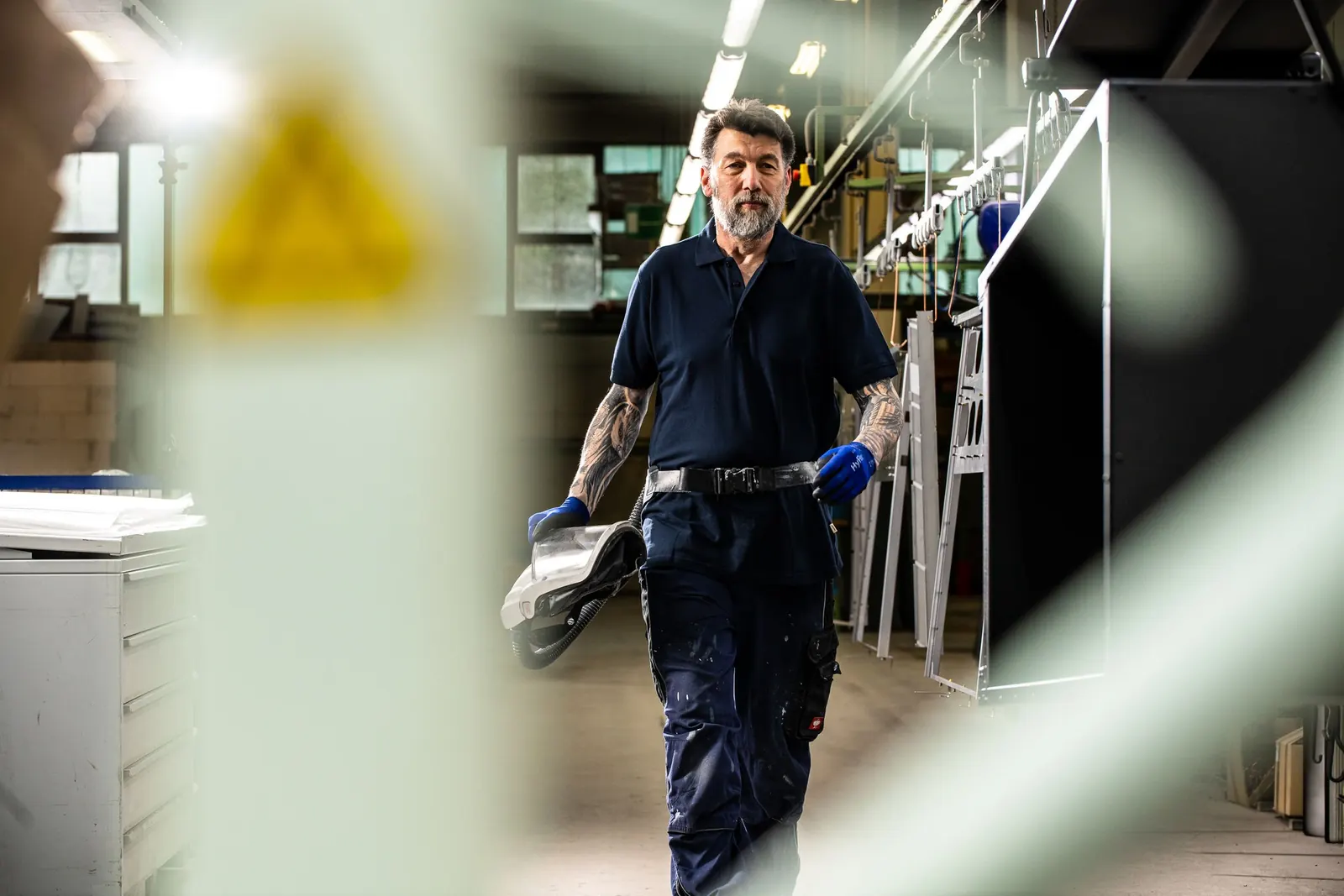 Business, dokumentarisch Lackierer in Schutzausrüstung auf dem Weg zur Lackierkabine, Industriefotografie für ABW Metalltechnik