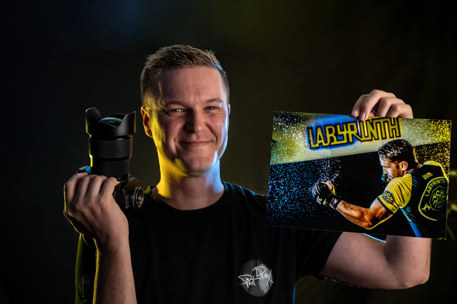 Philip von Brincken Philip von Brincken, Unternehmensfotograf aus Pfinztal, mit Kamera und seinem Foto des UFC-Kämpfers Dustin Stoltzfus