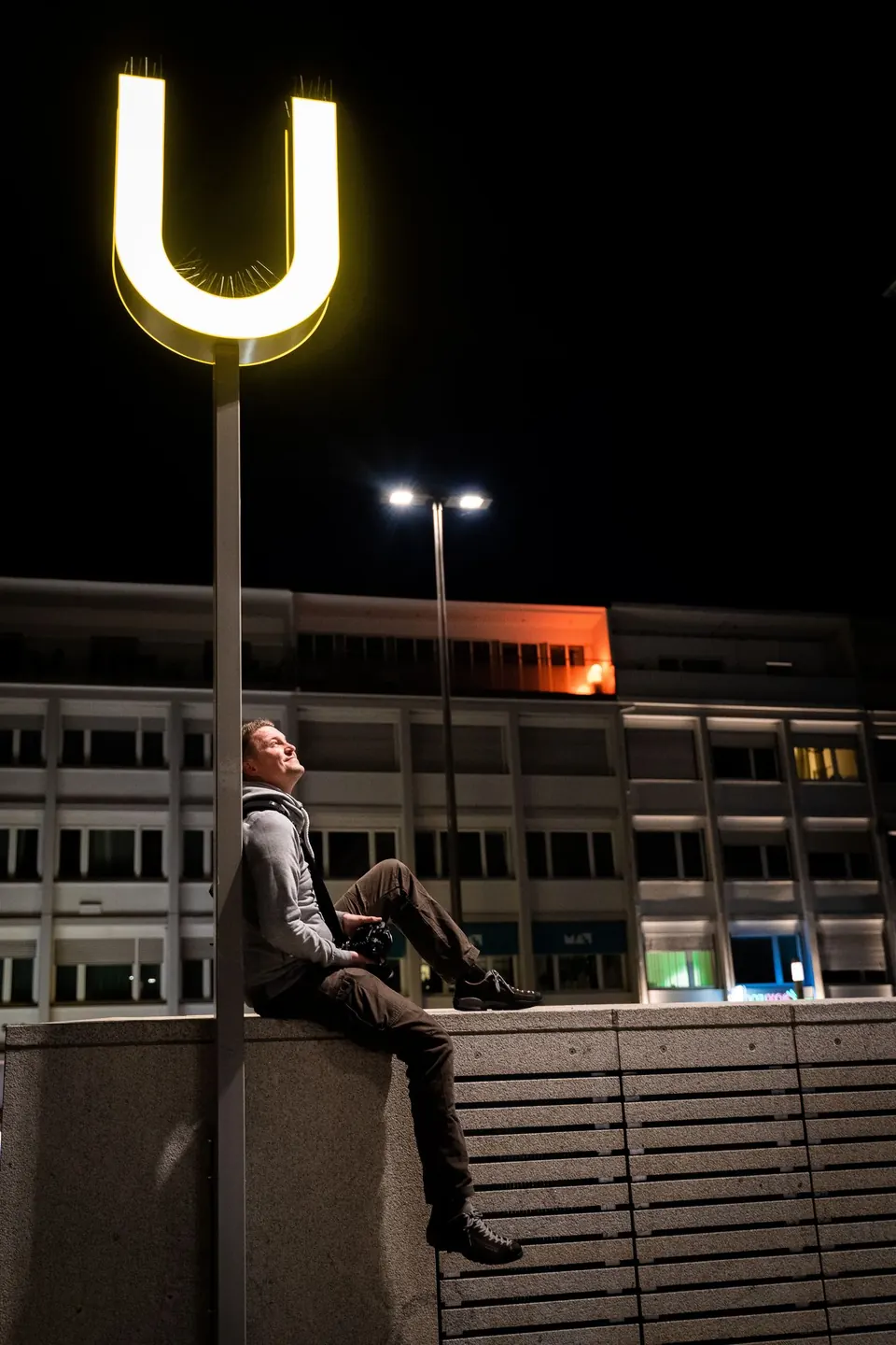 Philip sitzt unter einem leuchtenden U-Zeichen