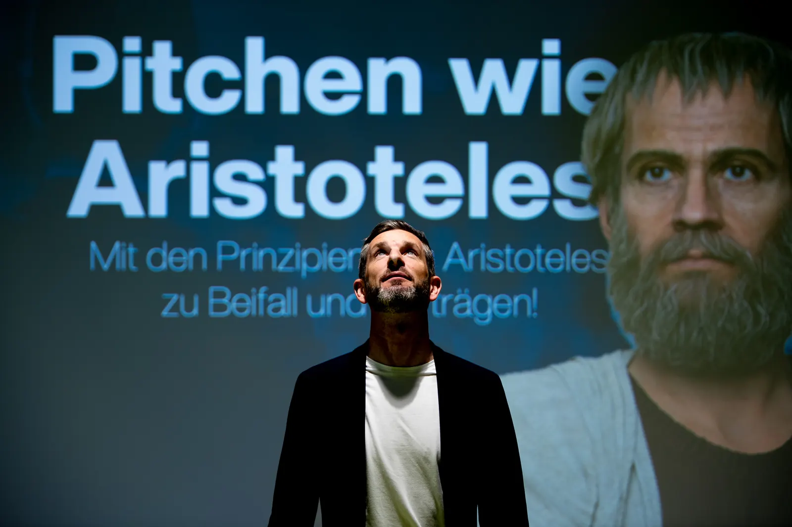 Auftritt mit Wirkung Florian Bernard bei seiner Keynote Pitchen wie Aristoteles im CyberForum Karlsruhe, Eventfoto