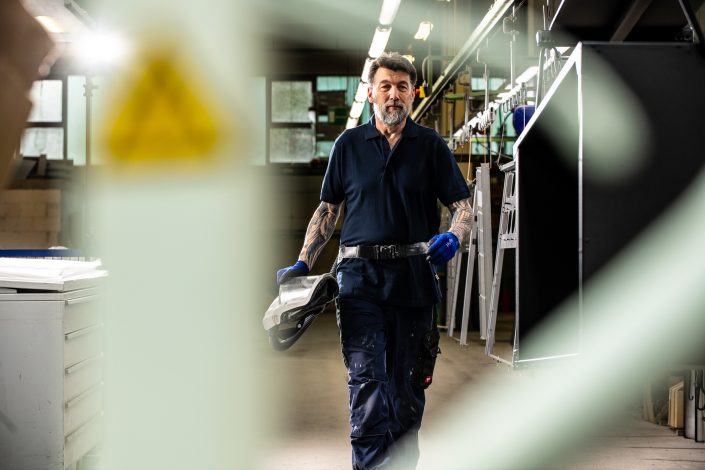 Professionelles Mitarbeiterportrait eines Lackierers für den Unternehmensauftritt in Karlsruhe